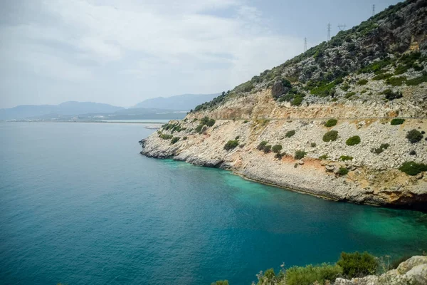 Pobřeží Středozemního moře. Pobřeží se skládá z vápence a mramoru. — Stock fotografie