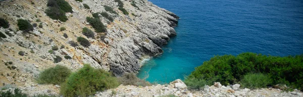 Costa del Mar Mediterraneo. La riva è composta da calcare e marmo . — Foto Stock