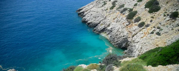 Coast of the Mediterranean Sea. The shore is composed of limestone and marble. — Stock Photo, Image