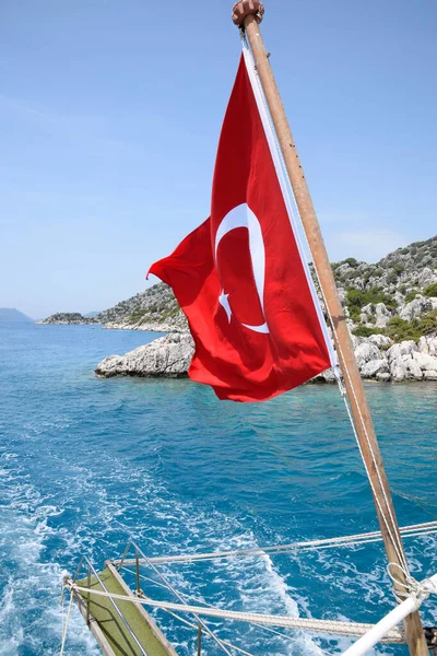 Bendera kalkun di buritan kapal pesiar. Pemandangan pantai Mediterania — Stok Foto