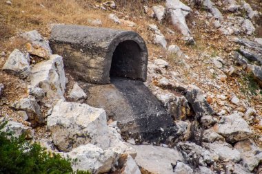 Kanalizasyonun boşaltılması için beton tünel.