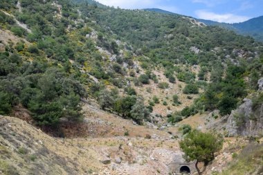 Kireçtaşından dağlık araziler. Tauri Dağları