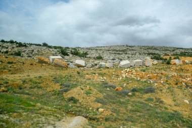 Mermer ocağı açık çukurda beyaz bilye arıyor.