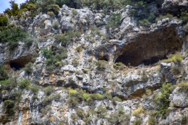 Kireçtaşı dağlarındaki mağaralar. Kayalık dağda boşluk.