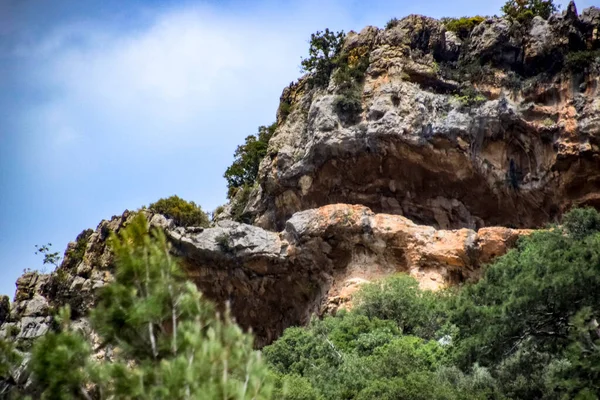Grotten in de kalksteenbergen. Leegte in de rotsberg. — Stockfoto