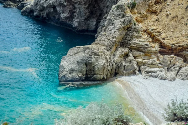 Pobřežní útesy vápence. Pobřeží Středozemního moře v Turecku. — Stock fotografie