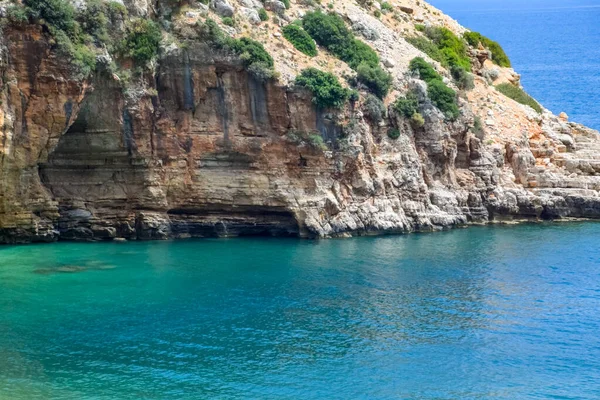 Kustkliffen van kalksteen. De kust van de Middellandse Zee in Turkije. — Stockfoto