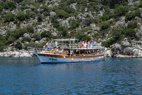 Turistler bir zevk yatının yanında denizde yüzerler. Akdeniz, Kekova ve Demre açıklarında..