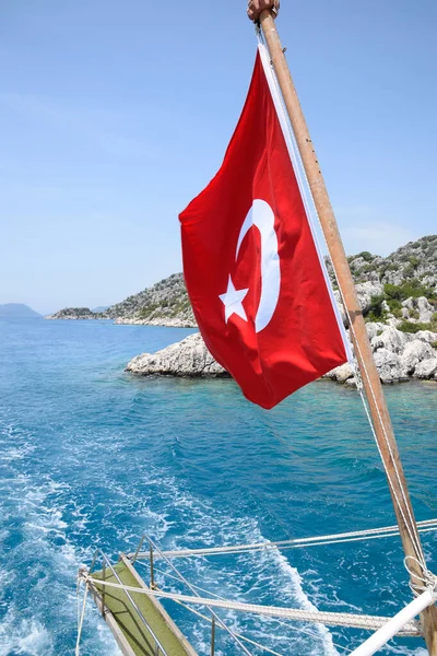 Bendera kalkun di buritan kapal pesiar. Pemandangan pantai Mediterania — Stok Foto