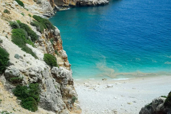 Coastal cliffs of limestone. The coast of Mediterranean Sea in Turkey. — Stock Photo, Image