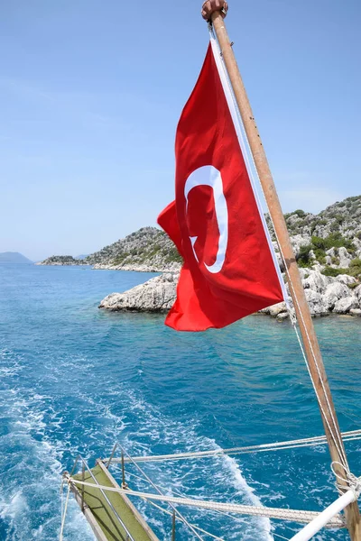 Bendera kalkun di buritan kapal pesiar. Pemandangan pantai Mediterania — Stok Foto