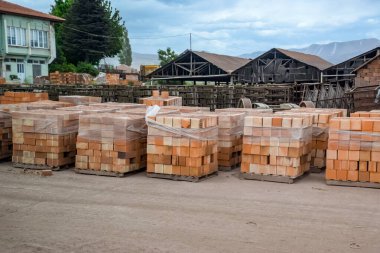 İçi boş seramik tuğla deposu.