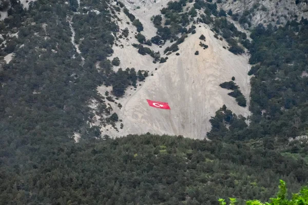 Vlag van Turkije getekend op de rotsen. Klif met de vlag van Turkije. — Stockfoto