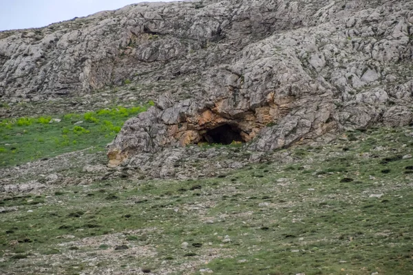 Печери у вапнякових горах. Порожнеча в скелястій горі . — стокове фото