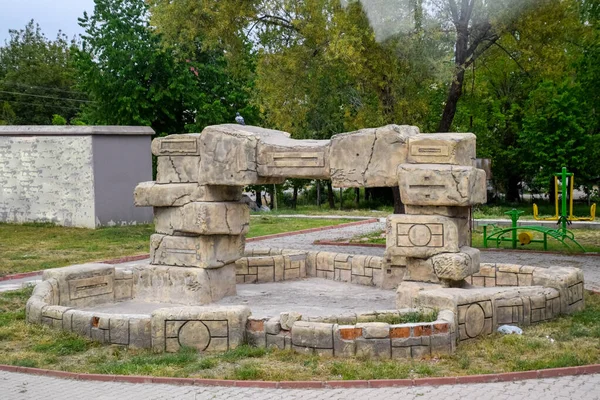 Monument in het park gemaakt onder het mom van oudheid. — Stockfoto