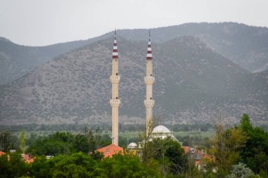 Köydeki bir caminin iki minaresi. Türkler