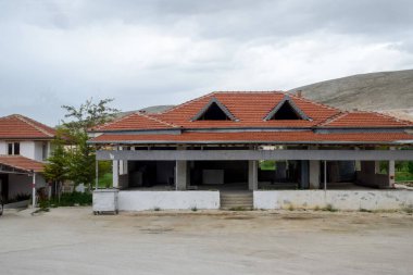 Açıklıkta tamamlanmamış tuğla döşeme.