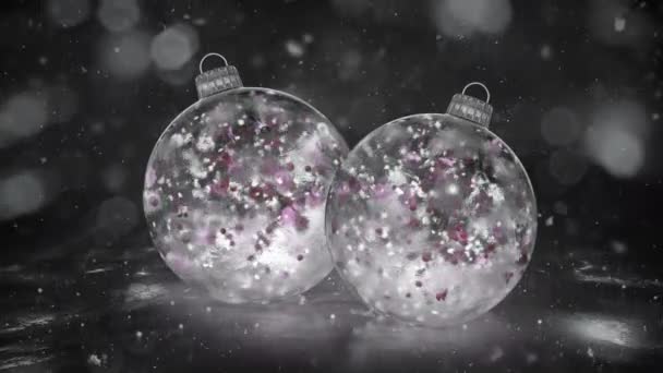 Dos Navidad blanco hielo vidrio bolas copos de nieve coloridos pétalos fondo lazo — Vídeo de stock