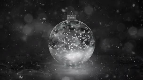 Natal girando branco Ice Glass Bauble flocos de neve loop de fundo — Vídeo de Stock