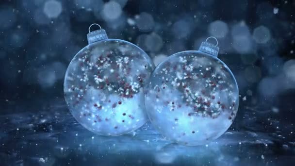 Zwei Weihnachten blau Eis Glaskugeln Dekorationen Schnee rote Kugeln Hintergrund Schleife — Stockvideo