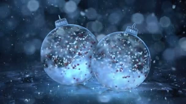 Dos bolas giratorias de Navidad azul hielo vidrio bolas de nieve rojo fondo lazo — Vídeo de stock