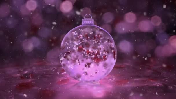 Navidad Rosa hielo vidrio Bauble decoración copos de nieve rojo pétalos fondo lazo — Vídeo de stock