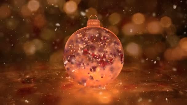 Navidad Golden Ice Glass Bauble Decoración nieve pétalos rojos fondo lazo — Vídeos de Stock