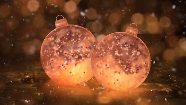 İki Noel altın buz cam Baubles kar taneleri kırmızı top döngü arka plan — Stok video