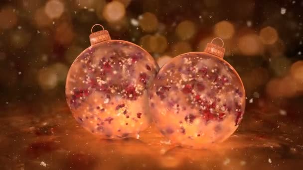Twee gouden kerstballen glas ijs sneeuwvlokken rode bloemblaadjes achtergrond lus — Stockvideo
