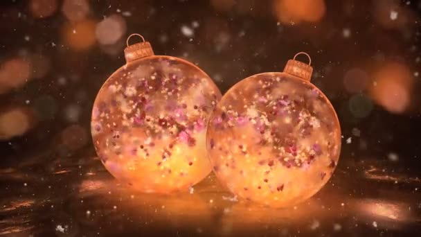 İki Noel altın buz cam Baubles renkli yaprakları arka plan döngü kar — Stok video