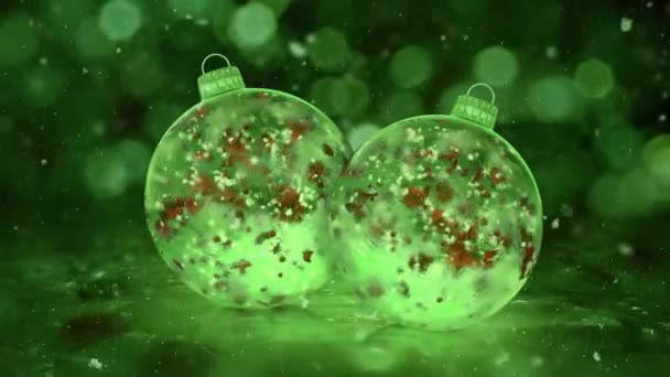 İki Noel yeşil buz cam Baubles kar taneleri kırmızı yaprakları döngü arka plan — Stok video