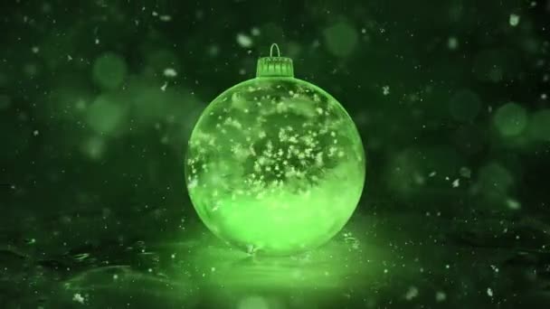 Roterende Green Ice glas Bauble Kerstdecoratie sneeuwvlokken achtergrond lus — Stockvideo