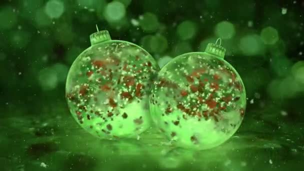 İki dönen Noel yeşil buz cam Baubles kırmızı yaprakları arka plan döngü kar — Stok video