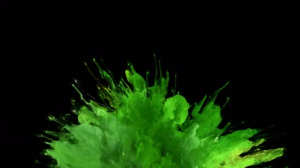 緑の蜂起カラー バースト カラフルな煙爆発流体粒子スローモーション アルファ マット白で隔離 — ストック動画