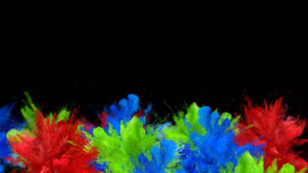 Burst - meerdere kleurrijke rook explosies vloeibaar poeder vloeibaar gas deeltjes slowmotion Alfa matte kleur — Stockvideo