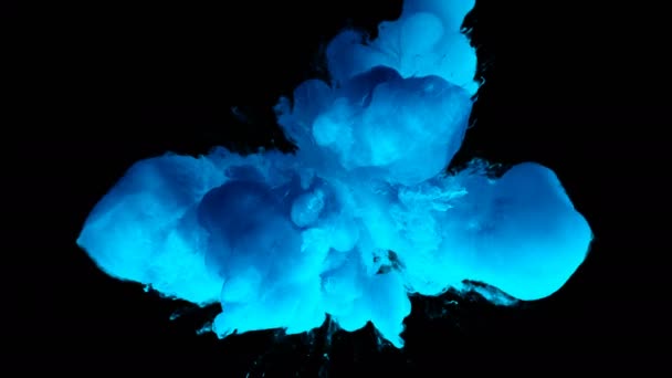 Μπλε χρώμα έκρηξη πολύχρωμο σκόνη καπνού έκρηξη ρευστό μελάνι σωματίδια άλφα ματ — Αρχείο Βίντεο