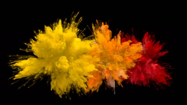 Geel oranje rode kleur burst-meerdere kleurrijke rook explosies vloeistof Alfa — Stockvideo