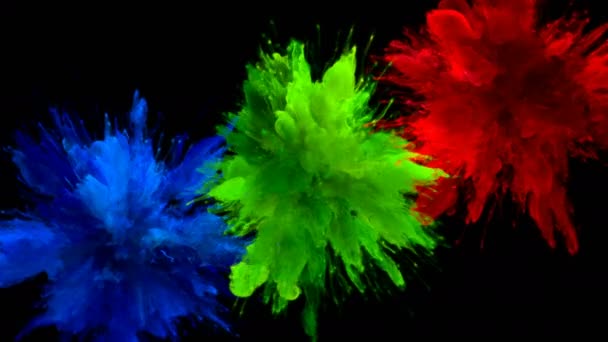 Blue Green Red Color Burst Несколько разноцветных взрывов дыма жидкость альфа-мат — стоковое видео