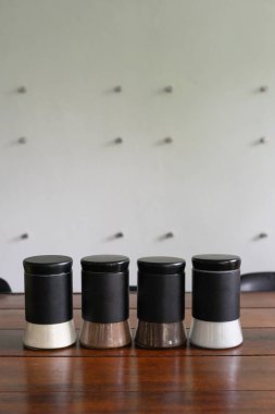 Hazır kahve ve kakao şeker ve krema ahşap masa üzerinde cam kavanozlara ile.