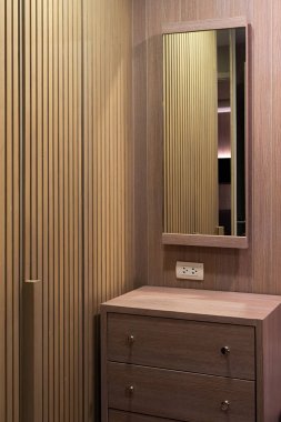 Bir ahşap dolap, çekmece ve yatak odasında ayna modeli.