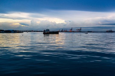 Gün batımında Laem Chabang Harbor Chonburi, Tayland için gemi ve tekneler arka plan.
