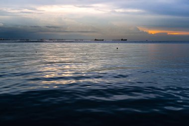 Kargo gemileri batımında denize arka plan.