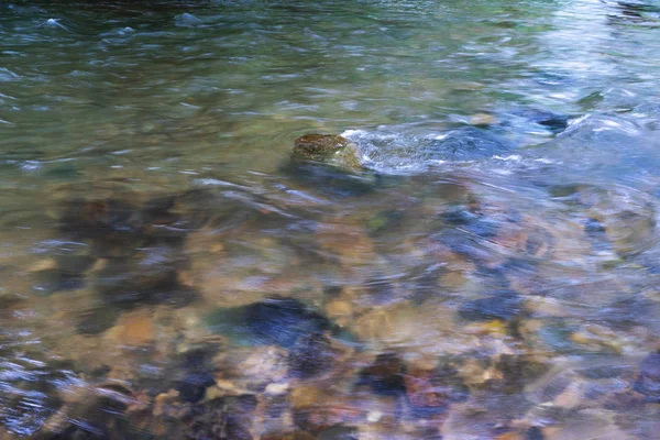 Движение Размыло Текущий Поток Чистой Реке Красными Желтыми Камнями — стоковое фото
