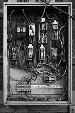 Eski elektrik sigorta kutusu teller ve siyah beyaz sigortalar ile