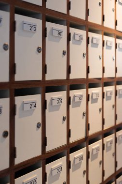 Küçük ahşap posta kasa kapalı kapılar ve numaraları ile