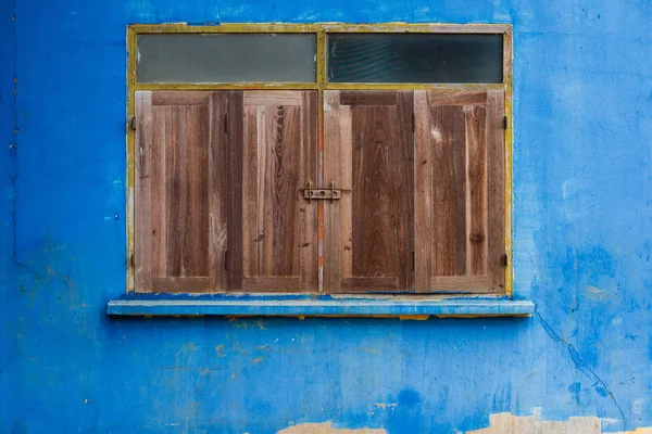 Janelas Madeira Fechadas Com Moldura Amarela Parede Concreto Azul Velha — Fotografia de Stock