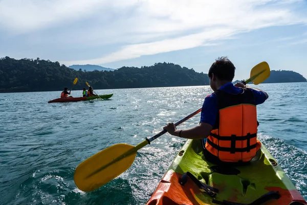 Asiático Adolescentes Mujer Remando Rojo Verde Kayaks — Foto de Stock