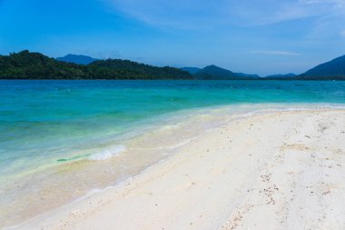 Koh Chang, Tayland için dağa arka plan beyaz kum plaj ve turkuaz denizi.