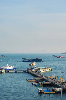 Sabah ışığında Pattaya Balihai koyunda Pier