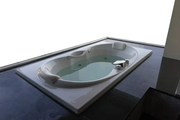 Bañera de hidromasaje de masaje blanco vacío con fondo blanco en blanco —  Fotos de Stock